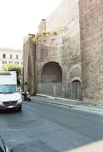 Starten af Via Barbieri med muren ind til den ottekantede hjørnebygning