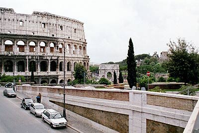 Foto af Colosseo og Konstantinbuen for enden af Via degli Annibaldi