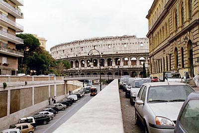 Foto fra Via Vittorino da Feltre og Via degli Annibaldi mod Colosseum