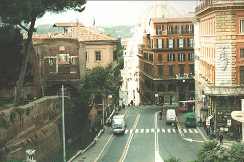 Palazzo Ceva med Scuola E.Q. Visconti i Via Magnanaopli