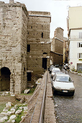 Via Tor de' Conti med Augustus' Forum til venstre