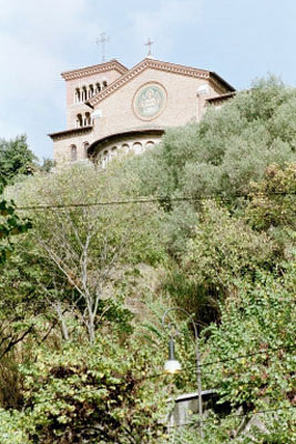 Sant'Anselmo set nede fra Via Marmorata