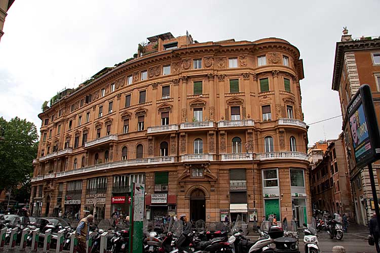 Palazzo Podesti p Via Arenula. cop.Leif Larsson