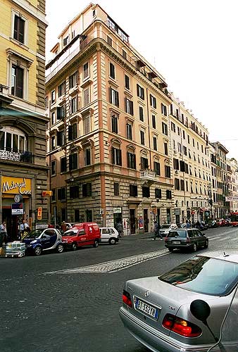 Østsiden af Via Cavour med Via dei Quattro Cantoni