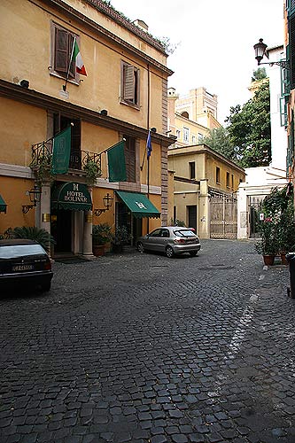 Foto af den lille plads midtvejs på Via della Cordonata