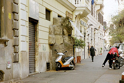 Via Carlo Alberto med et stykke af den gamle bymur