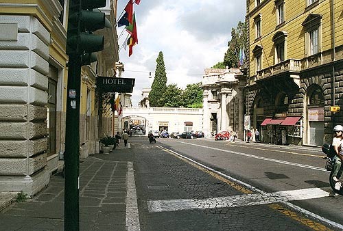 Foto fra Via IV Novembre med Hotel Pace Helvezia til venstre