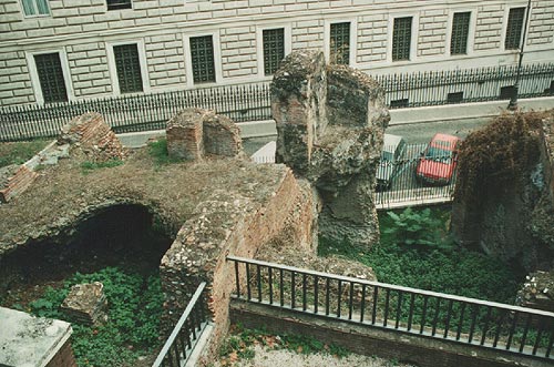 Via Mazzarino med de antikke ruiner