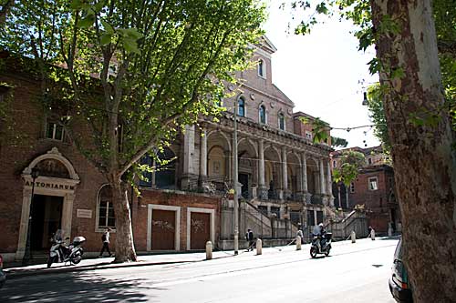 Via Merulana: Kirken Sant'Antonio da Padova
