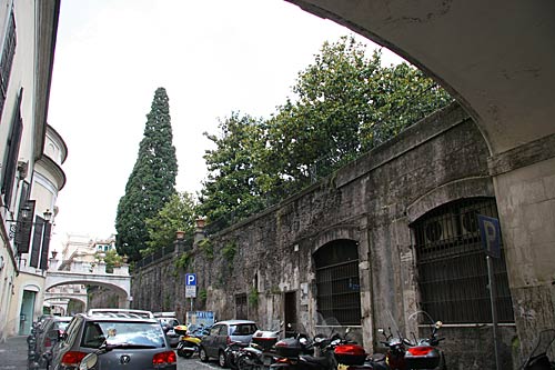 Via della Pilotta. Til højre ses havemuren ind mod Villa Colonna 