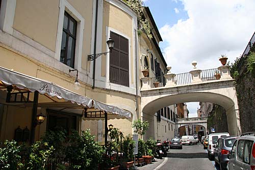 Via della Pilotta. Til højre ses havemuren ind mod Villa Colonna og til venstre Palazzo Colonna 