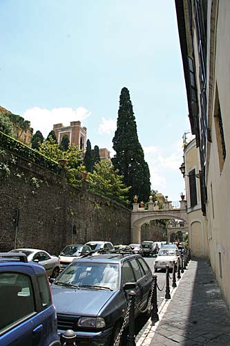 Via della Pilotta med havemuren ind mod Villa Colonna til venstre og Palazzo Colonna til højre