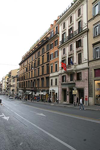 Via del Tritone set oppe fra Piazza Barberini 