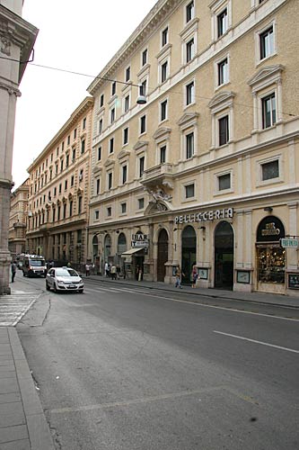 Via del Tritone ud for Via della Stamperia og Piazza dell'Accademia di San Luca