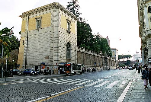 Via Nazionale med muren ind til Villa Aldobrandini