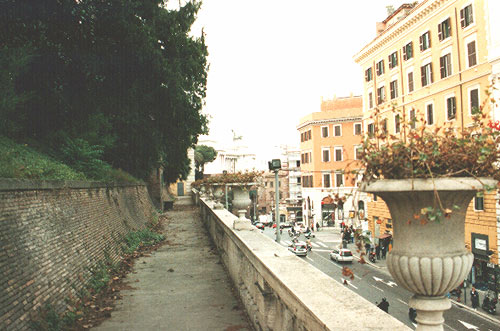 Terrassen i parken langs Via Nazionale