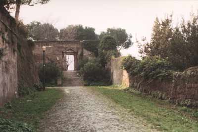 Clivo di Rocca Savella med porten op til Parco Savello