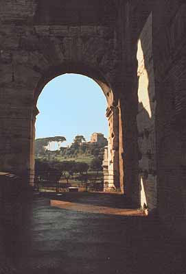 Foto af udsigten over mod Palatin gennem en af buerne i Colosseo