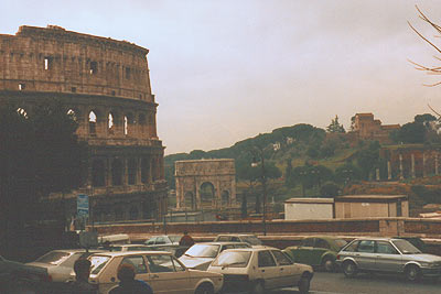 Foto af Colosseo set fra Oppio-højen over Metro-stationen