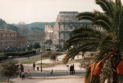 Foto fra Parco Oppio/Parco di Traiano med Via Labicana og Colosseo
