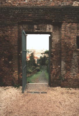 Foto af porten ind til Parco Savello på Aventin, udsigt ned over Clivo di Rocca Savella