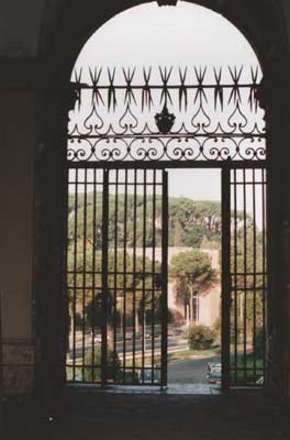 Foto af udsigten fra trappen ind til kirken San Gregorio Magno p&aring; Monte Celio
