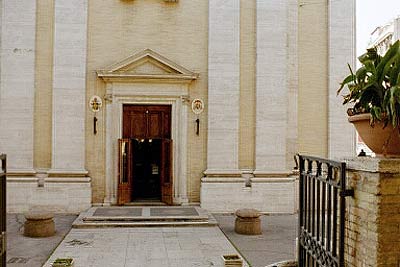 Foto af indgangsdøren til Kirken Santi Marcellino e Pietro på Via Merulana
