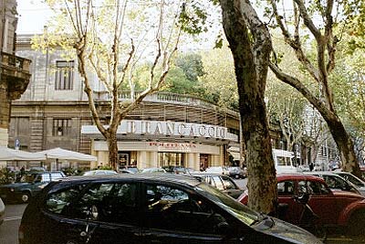 Teatro Brancaccio på hjørnet af Via Mecenate og Via Merulana
