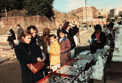 Foto fra Piazza del Colosseo med Oppio-h&oslash;jen i baggrunden