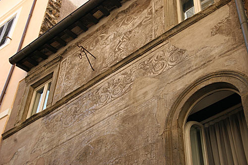 Detalje af bemalet facade i Vicolo Cellini nr.31 - cop.Leif Larsson
