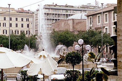 Fontana delle Naiadi foran træerne ved Via Vittorio Emanuele Orlando