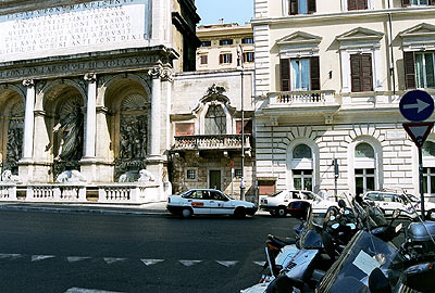 Moses-Fontænen  og balkonen fra Vigna dei Panzani på Via Vittorio Emanuele Orlando
