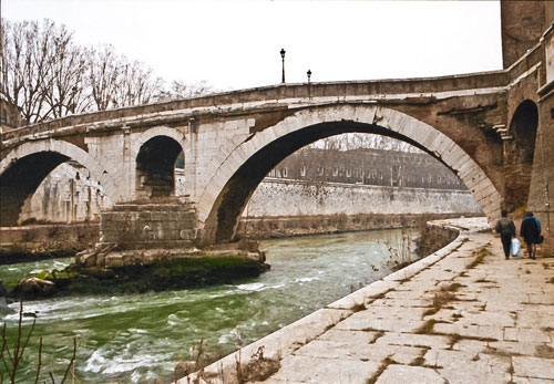 Ponte Fabricio set fra nordvestsiden af Tiberøen. Anagrafe ses under broen. - Foto: cop. Leif Larsson