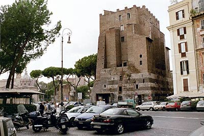 Torre dei Conti på Largo Corrado Ricci set fra Via Cavour