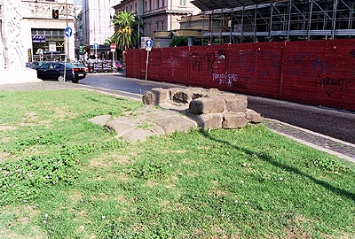 Largo di Santa Susanna med rester af den gamle Servius-Mur set fra Via XX Settembre