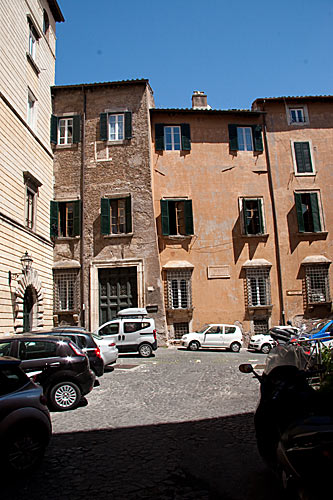 Piazzetta di Monte dei Cenci med Palazzo Cenci (tv), Casa Torre og Casa Cavallo (th). cop. Leif Larsson