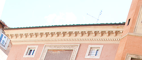 Tagudhæng over facaden på Kirken San Tommaso dei Cenci. cop. Leif Larsson