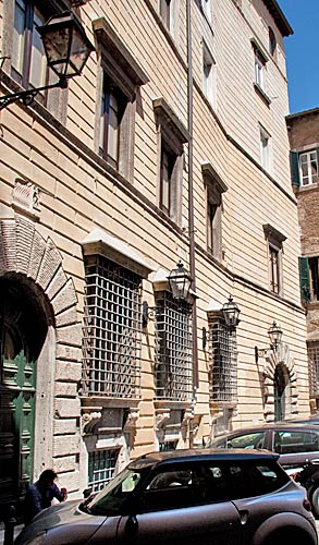 Palazzo Cenci's hovedfacade mod Piazzetta di Monte dei Cenci. cop. Leif Larsson