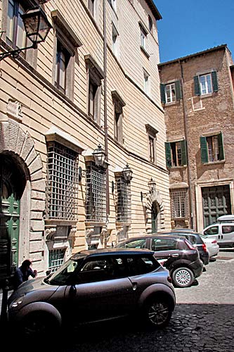 Palazzo Cenci's hovedfacade mod Piazzetta di Monte dei Cenci. cop. Leif Larsson