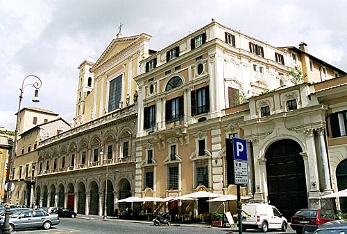 Palazzo Colonna (til højre) og Kirken Santi Apostoli (til venstre) på Piazza dei Santi Apostoli 