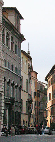 Via dei Farnesi set fra Piazza Farnese mod Kirken Santa Maria dell'Orazione e Morte. Cop. Leif Larsson