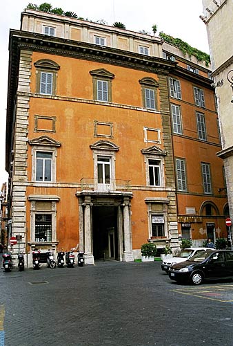 Palazzo Muti Papazzurri på Piazza dei Santi Apostoli 