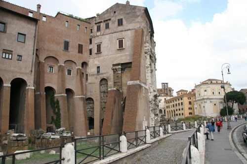 Palazzo Orsini, som Savelli-familien lod indbygge i ruinerne af Marcellus-Teatret - cop.Leif Larsson