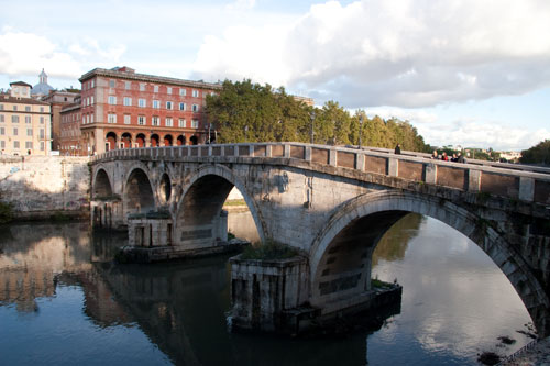 Ponte Sisto set fra Trastevere mod Via dei Pettinari og Ospizio dei Mendicanti - cop.Leif Larsson