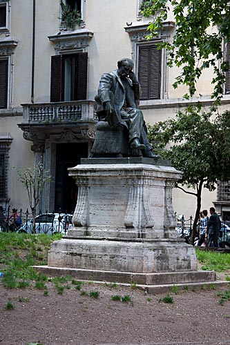 Piazza Cairoli med Statue af Seismit Doda. cop. Leif Larsson