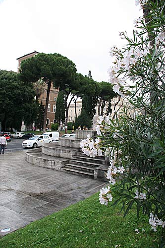 Fra Piazza dell'Aracoeli ses over Piazza di San Marco til hjørnet af Palazzo Venezia - cop.Leif Larsson