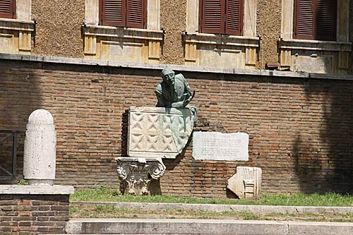 Piazza Trilussa med statue af Trilussa - cop.Leif Larsson
