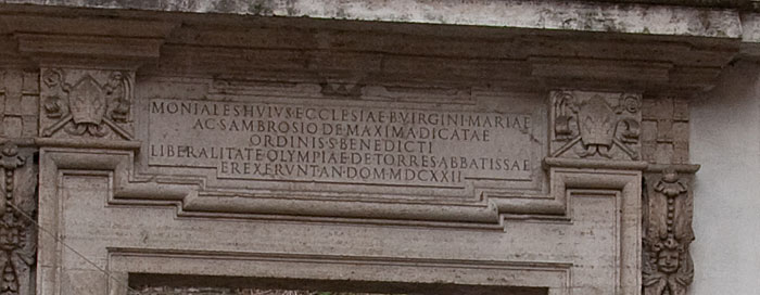 Sant'Ambrogio della Massima - indskrift over portal  - cop.Leif Larsson