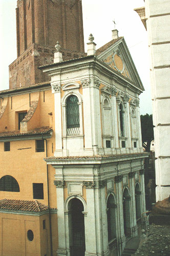 Kirken Santa Caterina da Siena på Largo Magnanapoli
