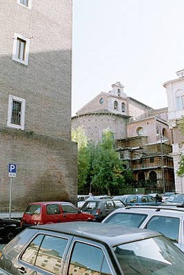 Foto af bagsiden af Kirken San Martino ai Monti og et af Torri dei Capocci til venstre